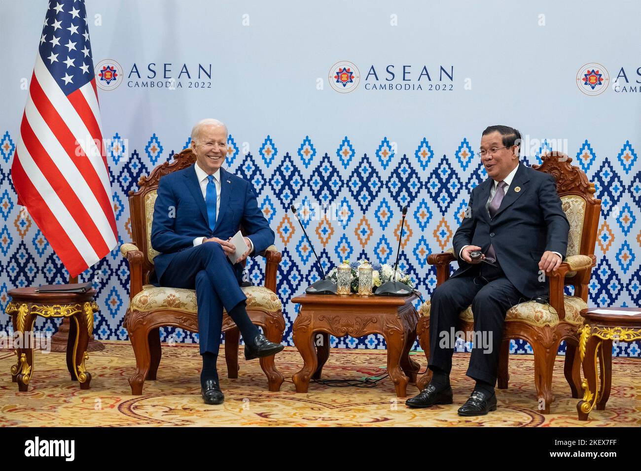 Phnom Penh, Cambodge. 12th novembre 2022. Le président américain Joe Biden tient une réunion bilatérale en face à face avec le Premier ministre cambodgien Hun Sen, à droite, en marge du Sommet de l'ANASE, à 12 novembre 2022, à Phnom Penh, au Cambodge. Crédit : Adam Schultz/White House photo/Alay Live News Banque D'Images