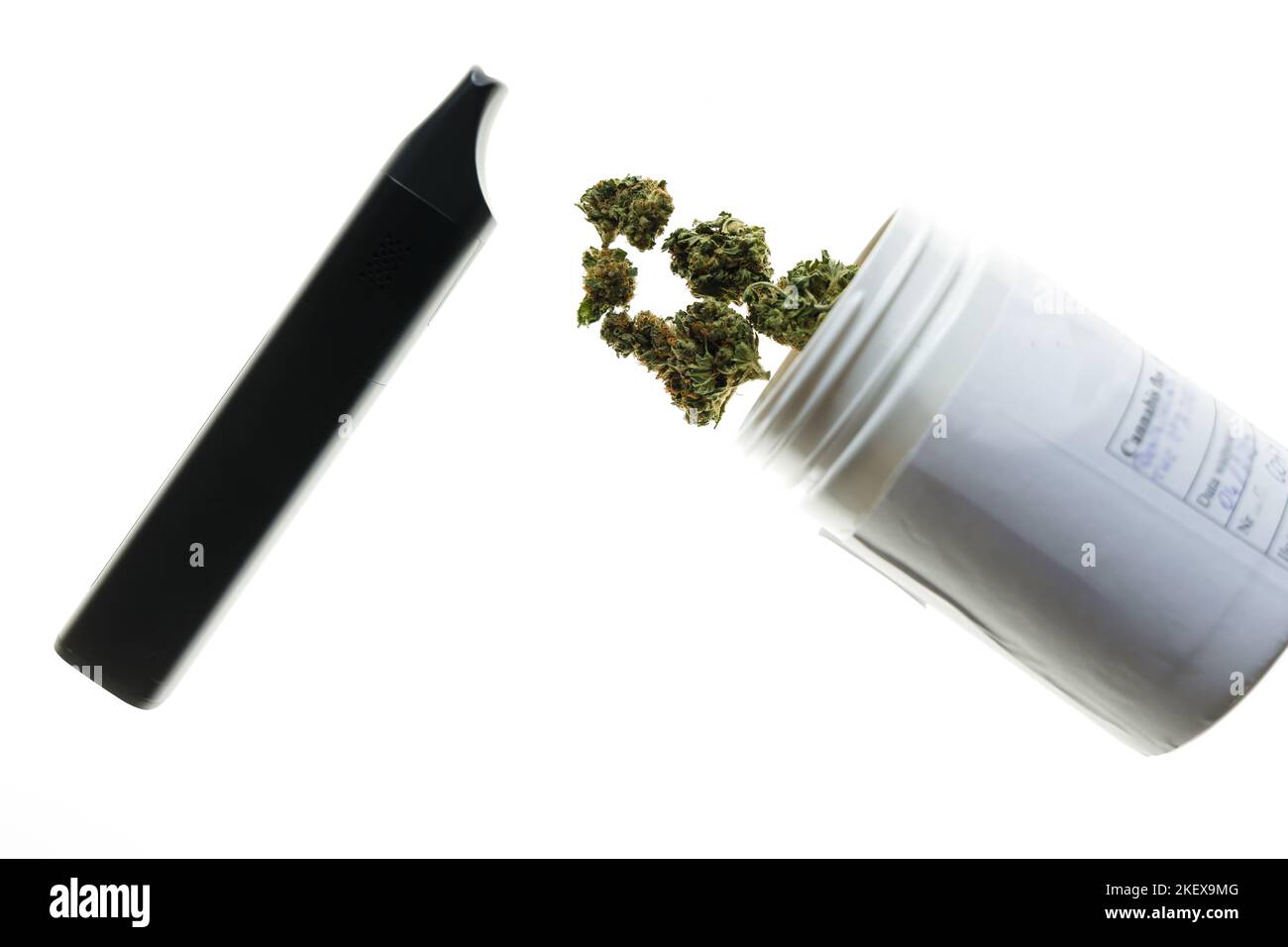 Flos de cannabis, marijuana médicale dans un contenant blanc à côté du vaporisateur, manière sûre de prendre des médicaments Banque D'Images