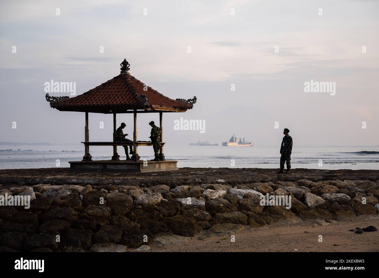 Nusa Dua, Indonésie. 15th novembre 2022. Les soldats sécurisent la côte au sommet de G20. Le groupe des G20 pays, les plus industrialisés et les économies émergentes, se réunit pendant deux jours sur l'île indonésienne de Bali. Credit: Christoph Soeder/dpa/Alay Live News Banque D'Images