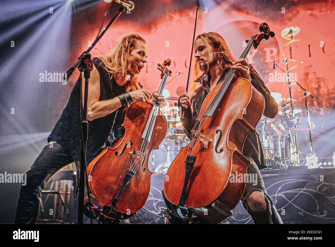 Wroclaw, Wroclaw, Pologne. 12th novembre 2022. Les maîtres du violoncelle ont joué un grand concert dans le Centennial Hall de Wroclaw. Comme toujours, les musiciens d'Apocalypse attirèrent de nombreux fans. En photo: À gauche: Eicca Toppinen, Perttu Kivilaakso (Credit image: © Krzysztof Zatycki/ZUMA Press Wire) Banque D'Images