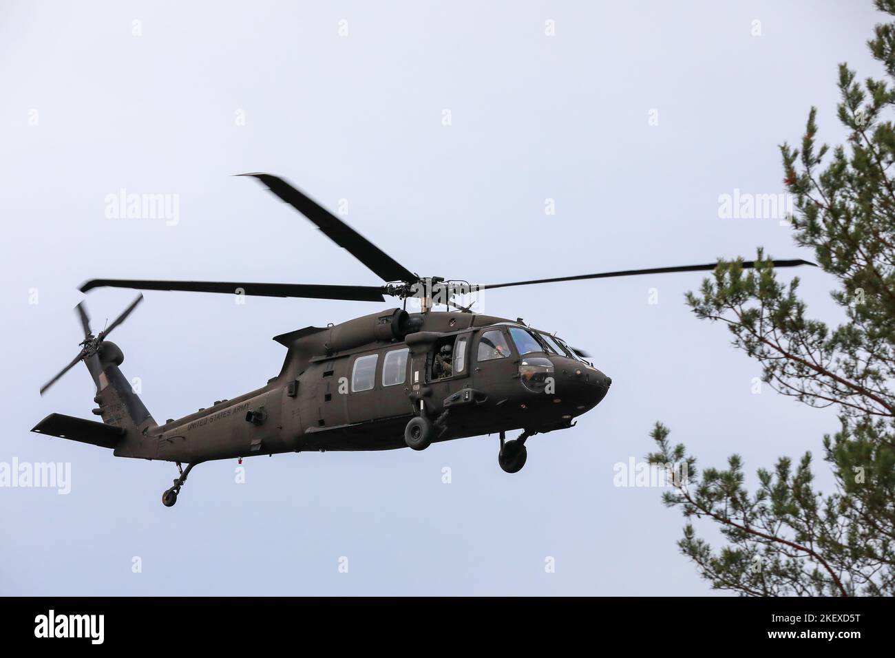 Les soldats américains affectés au 3rd Escadron, au 6th Cavalry Regiment, à la Brigade de l'aviation de combat, 1st Armored Division (1AD CAB), utilisent UH-60 Black Hawks pour soutenir les soldats américains affectés à Bravo Battery, Death Dealers, 2nd Bataillon, 174th Air Defense Artillery Regiment (2-174 ADA), tous deux contrôlés opérationnellement par 1st Infantry Division (1 ID) mener des opérations de suivi de peloton pendant l'exercice d'entraînement sur le terrain de l'opération Close rencontres au Camp Ādaži, Lettonie, le 9 novembre 2022. L'ADA 2-174 et l'ACR 1AD sont parmi les autres unités affectées à l'ID 1, travaillant fièrement aux côtés des alliés de l'OTAN et de la région Banque D'Images