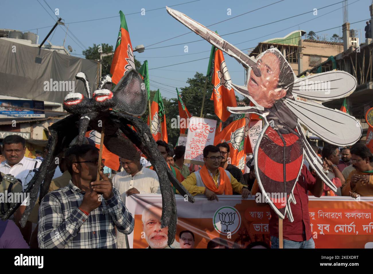 Kolkata, Inde. 14th novembre 2022. KOLKATA, INDE - NOVEMBRE 14 : membres de Bharatiya Janata Yuva Morcha (BJYM) avec une réplique de la protestation des moustiques contre le gouvernement de la TMC alors que le cas d'infection de la dengue monte à 50000 sur 14 novembre 2022 à Kolkata, Inde. (Photo de Samir Jana/Hindustan Times/Sipa USA) crédit: SIPA USA/Alay Live News Banque D'Images