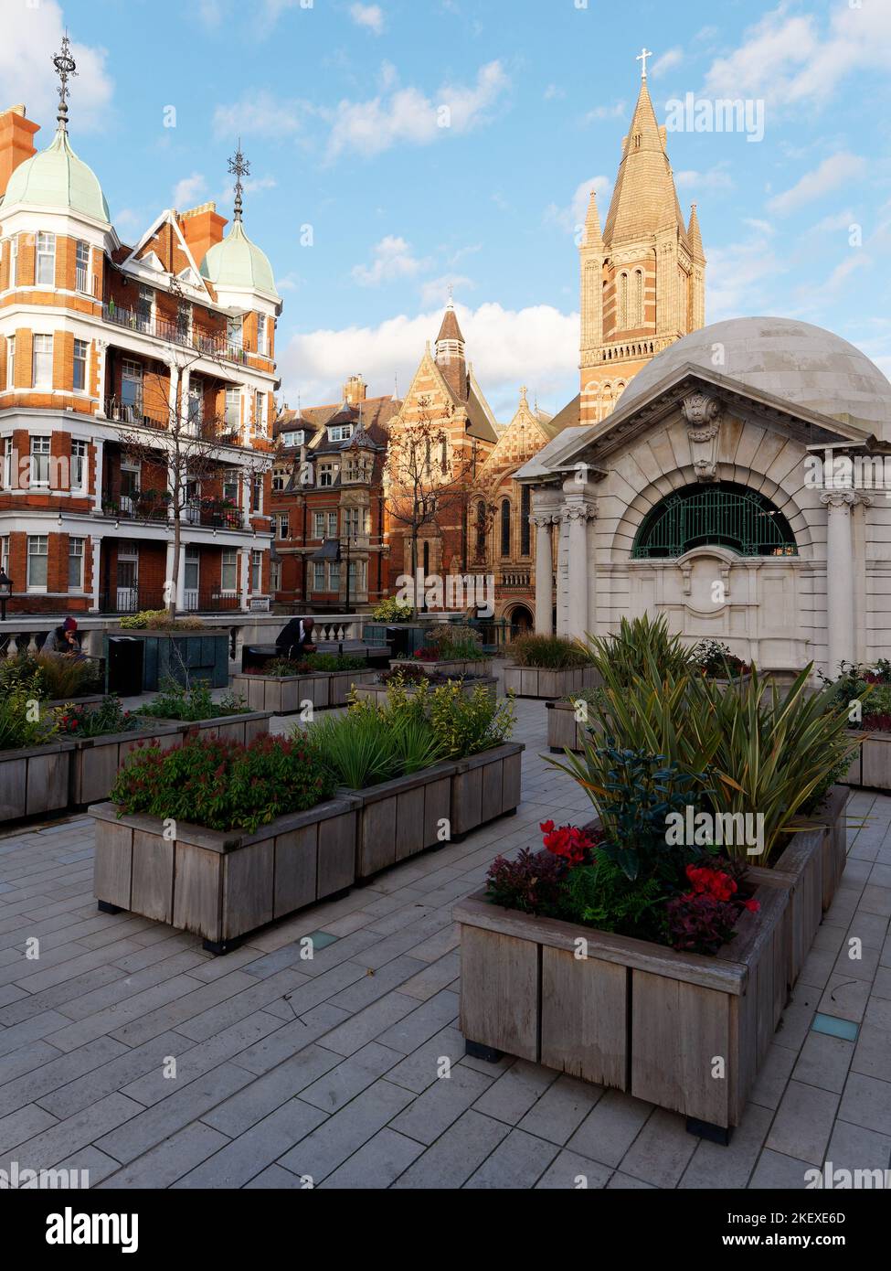 Brown Hart Gardens à proximité de Duke Street à Mayfair, Londres, avec la cathédrale catholique d'Ukranian derrière et les appartements élégants laissés. Banque D'Images