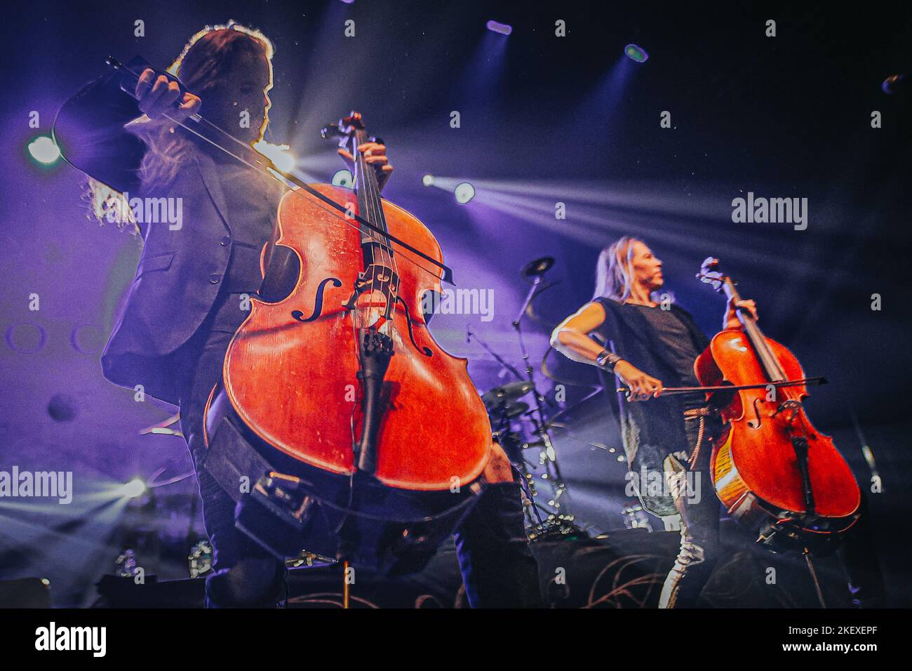 Wroclaw, Wroclaw, Pologne. 12th novembre 2022. Les maîtres du violoncelle ont joué un grand concert dans le Centennial Hall de Wroclaw. Comme toujours, les musiciens d'Apocalypse attirèrent de nombreux fans. En photo: À gauche: Perttu Kivilaakso, Eicca Toppinen (Credit image: © Krzysztof Zatycki/ZUMA Press Wire) Banque D'Images