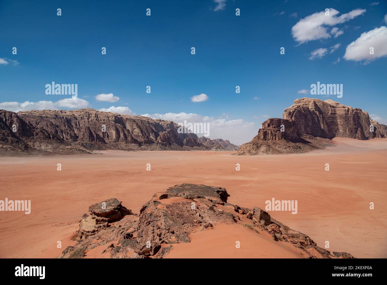 Relief du désert avec affleurements rocheux Wadi Rum Jordan Banque D'Images