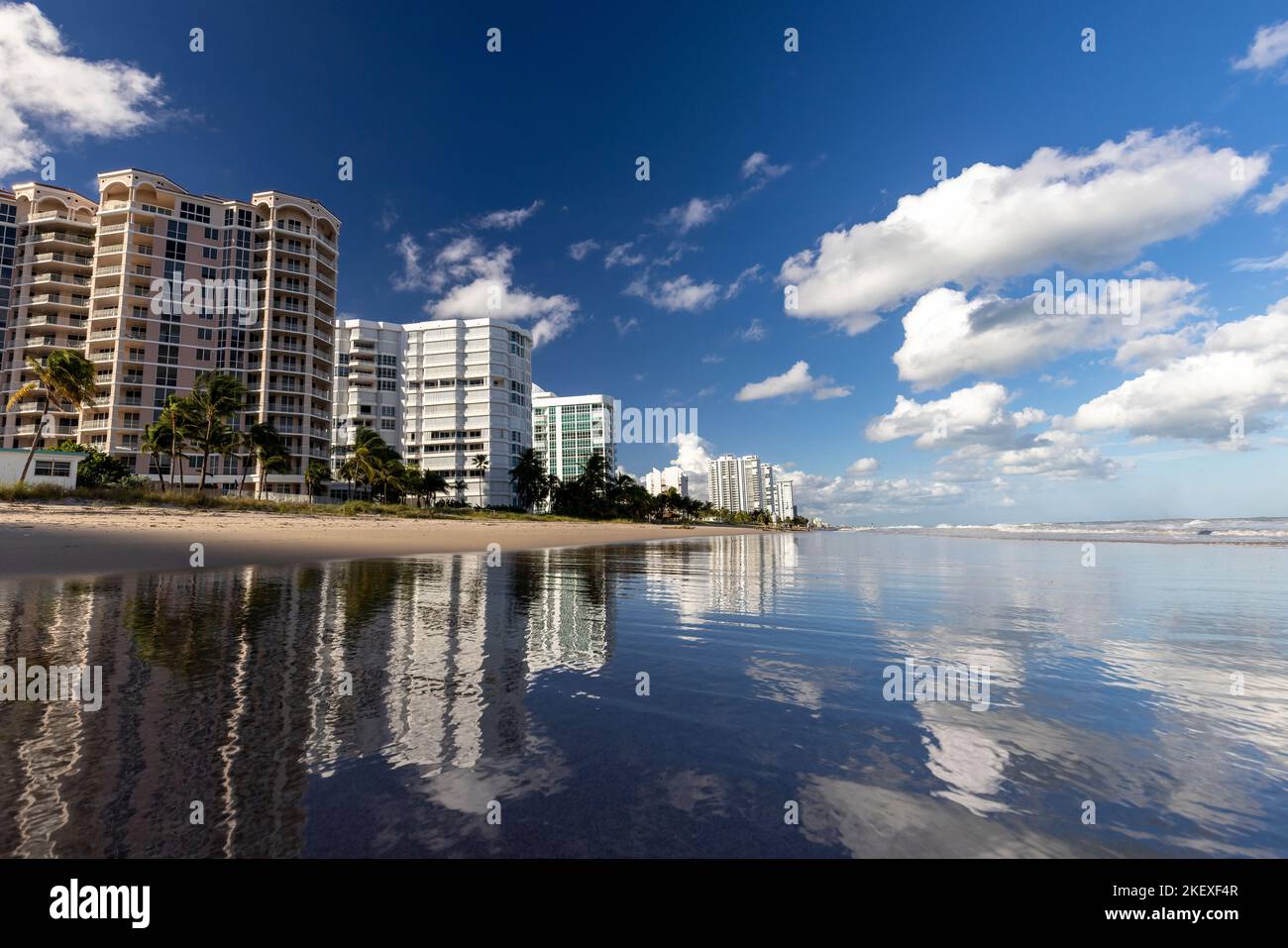 Réflexions sur la plage côtière - Pompano Beach, Floride, États-Unis Banque D'Images