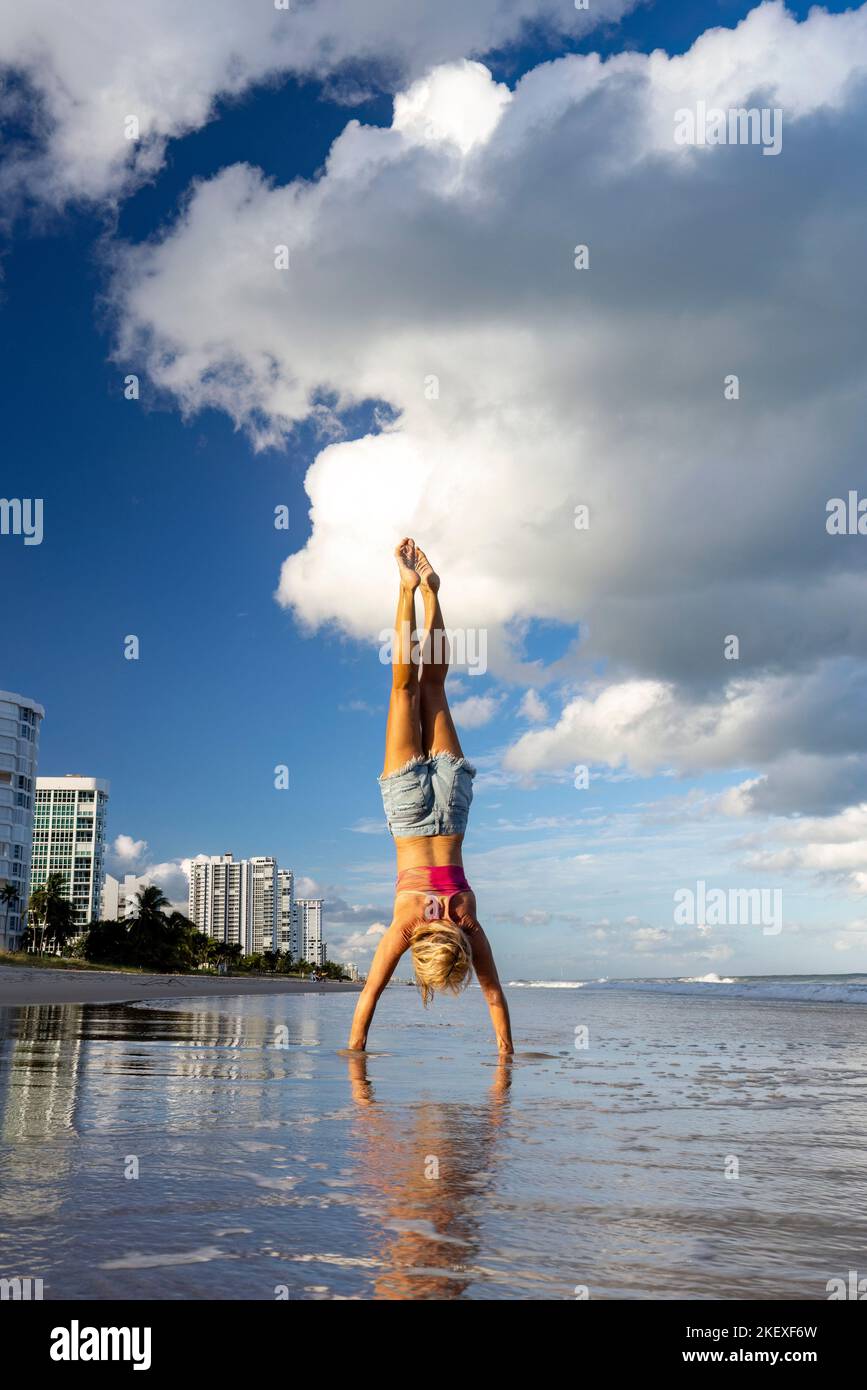 Femme faisant du yoga sur la plage - Pompano Beach, Floride, États-Unis Banque D'Images