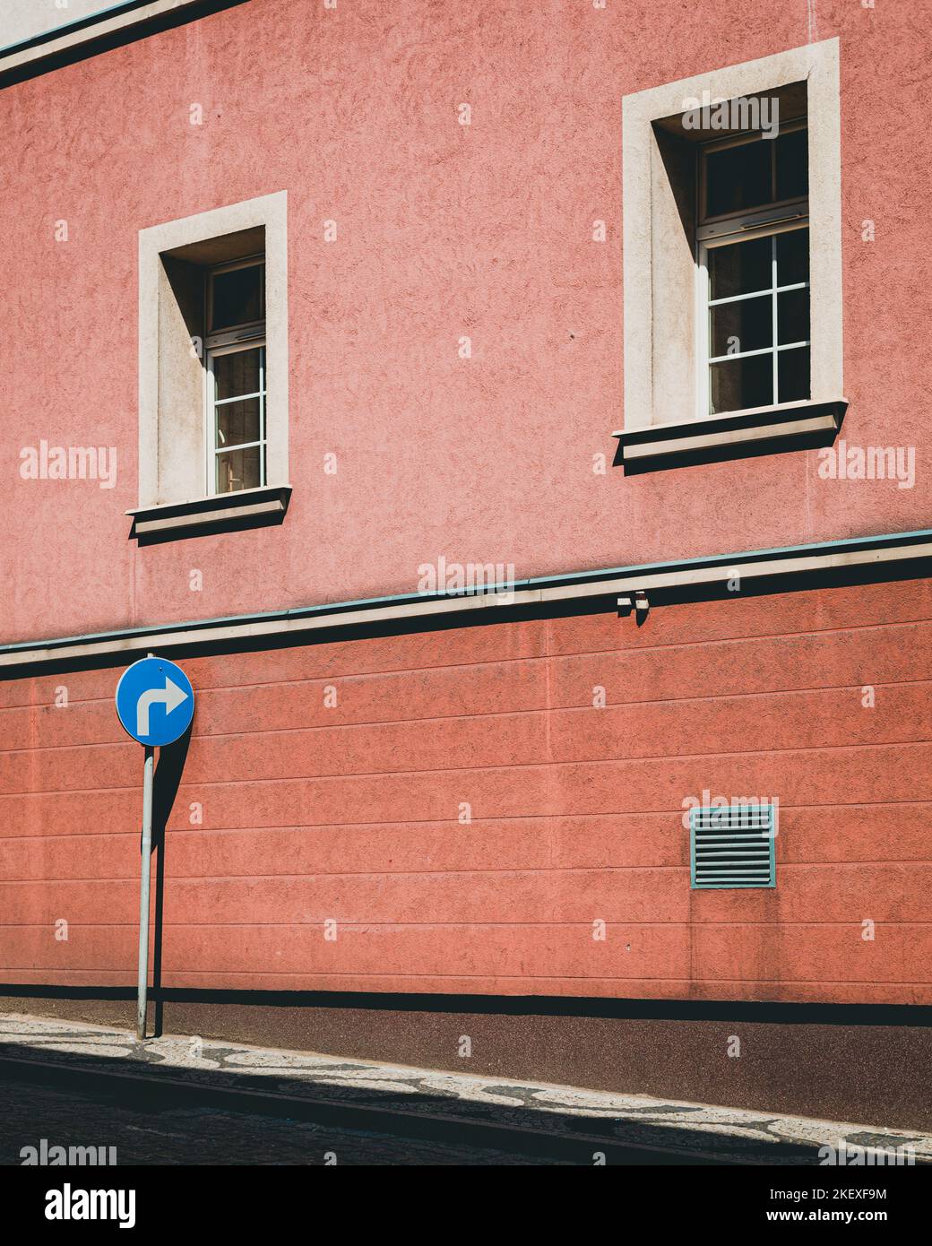 rue vide avec panneau bleu, mur de claret du bâtiment Banque D'Images