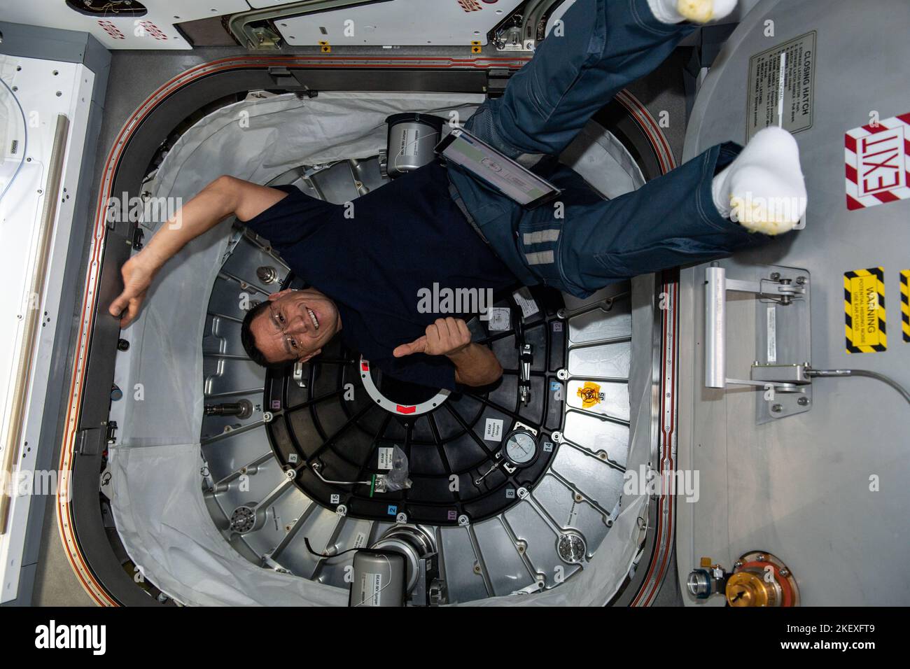 Station spatiale internationale, ORBITE TERRESTRE. 17 octobre 2022. L'astronaute de la NASA et l'ingénieur de vol de l'expédition 68 Frank Rubio, à L'intérieur DU FAISCEAU, le module d'activité extensible de Bigelow, pendant les activités de fret à bord de la Station spatiale internationale, 17 octobre 2022 dans l'orbite terrestre. Banque D'Images