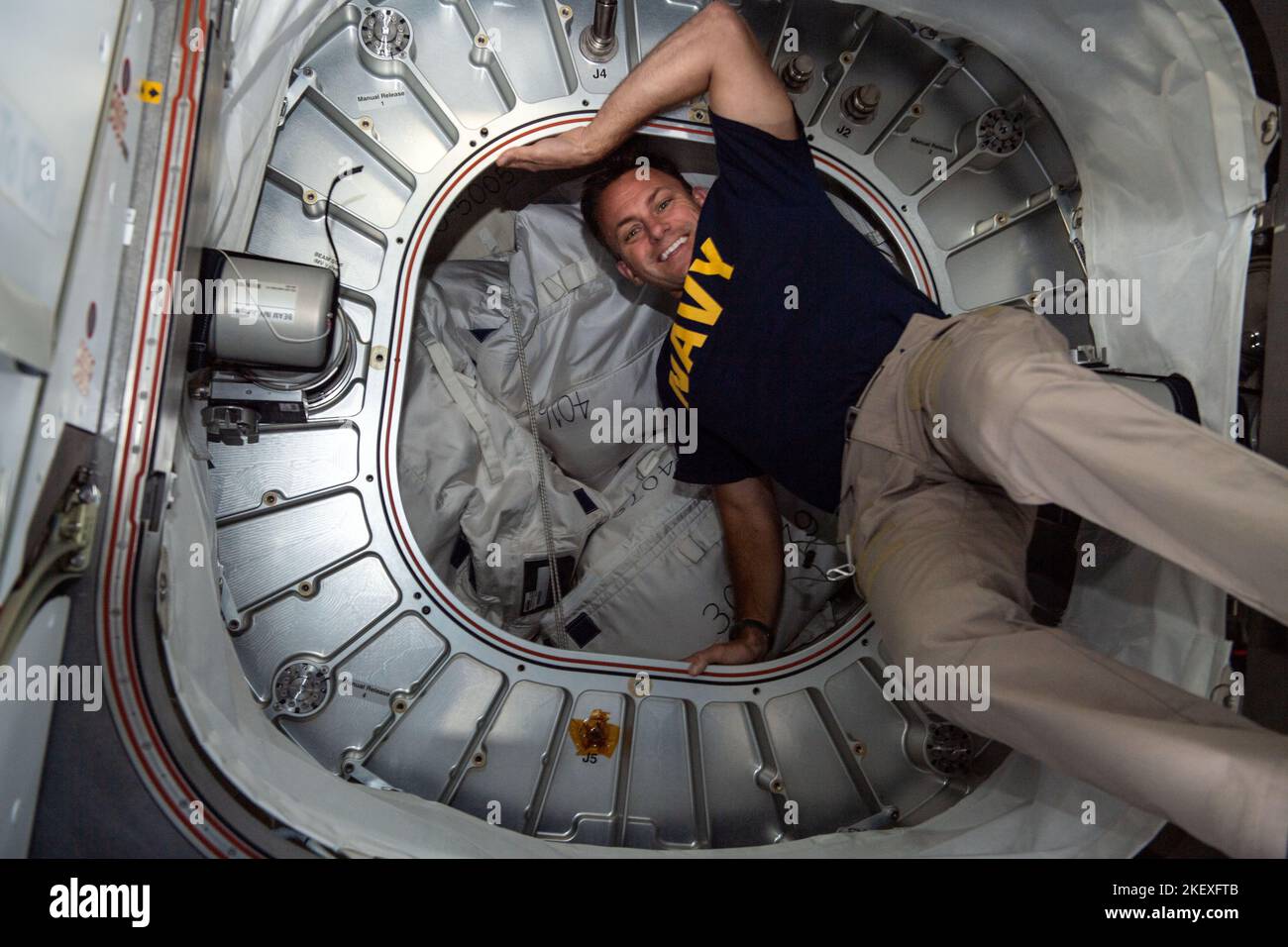 Station spatiale internationale, ORBITE TERRESTRE. 17 octobre 2022. Josh Cassada, astronaute de la NASA et ingénieur de vol de l'expédition 68, aide la cargaison dans le module d'activité extensible de Bigelow à bord de la Station spatiale internationale, 17 octobre 2022 dans l'orbite terrestre. Banque D'Images