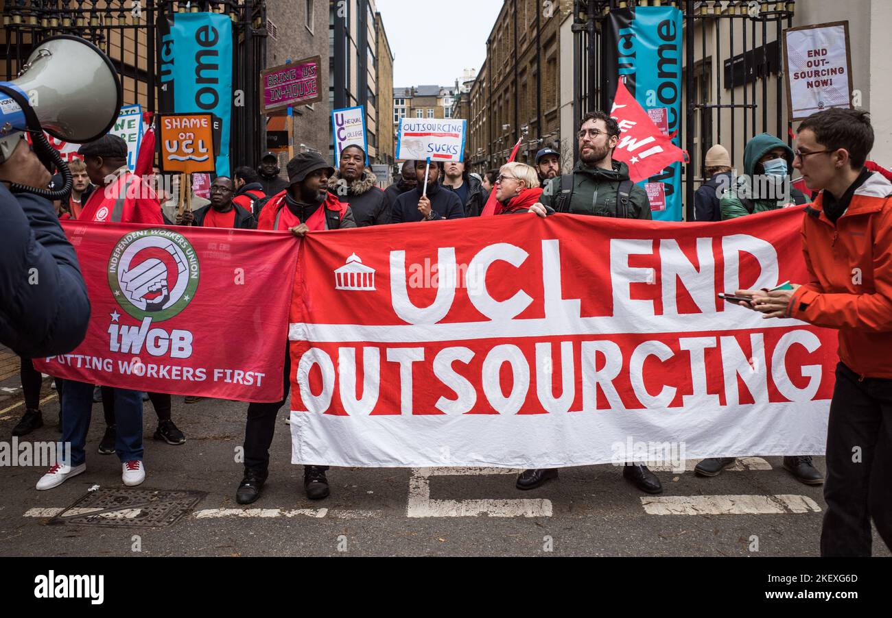 Les travailleurs externalisés protestent à l'UCL dans la lutte pour une rémunération digne et la fin de l'externalisation exploitative, Londres, novembre 2022. Banque D'Images