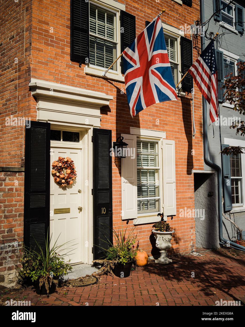 Maison en brique avec drapeaux américains et britanniques, New Castle, Delaware Banque D'Images