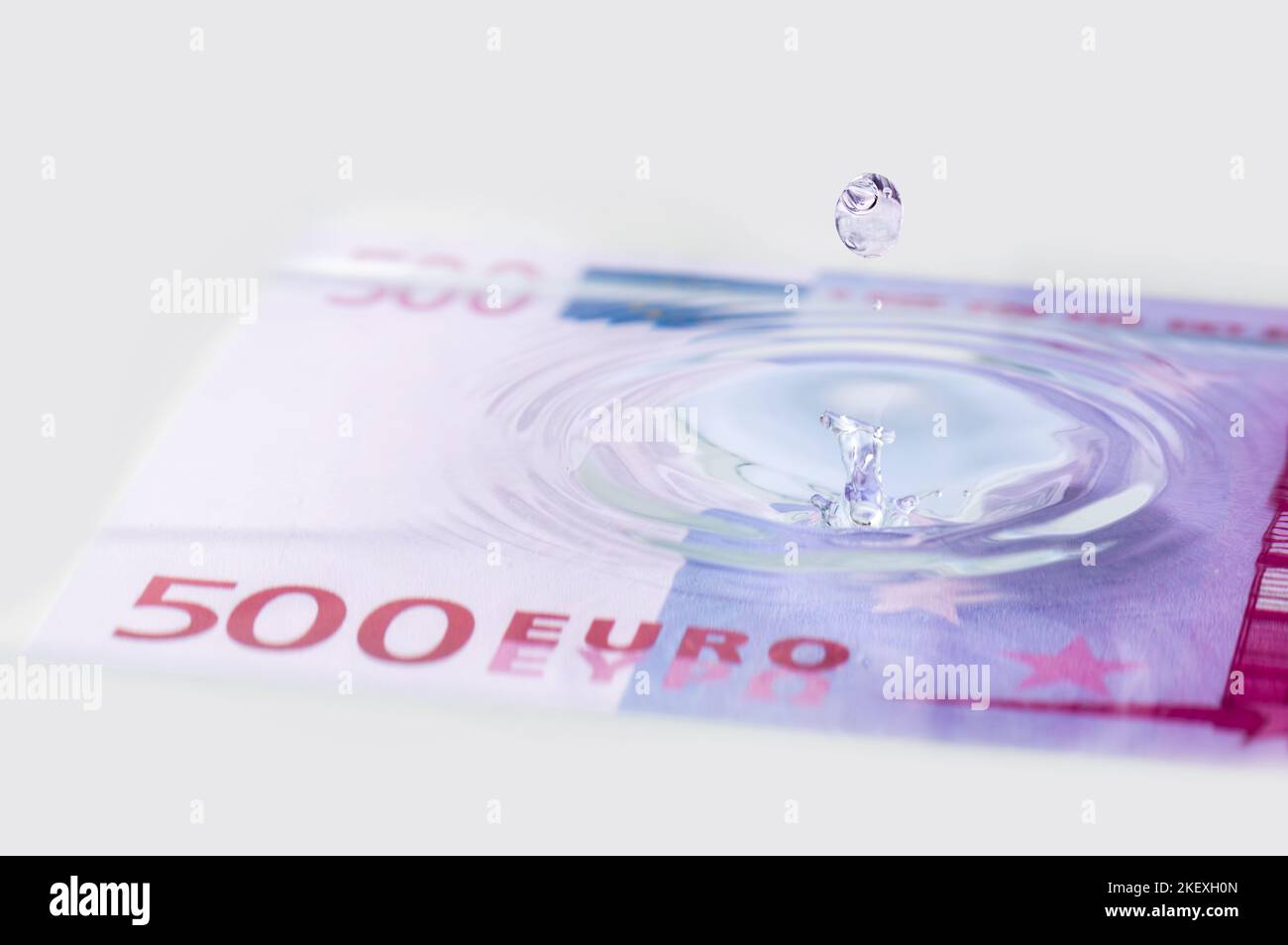 Gouttes d'eau et vagues avec une facture de cinq cents euros concept de croissance économique Banque D'Images
