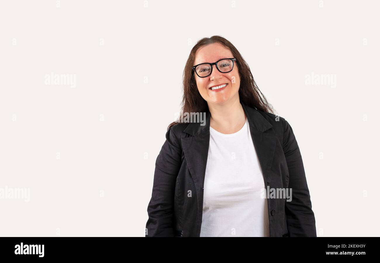 Femme d'âge moyen portant une chemise blanche, une veste noire et des lunettes debout sur un arrière-plan blanc isolé visage heureux souriant avec des bras croisés regardant un Banque D'Images