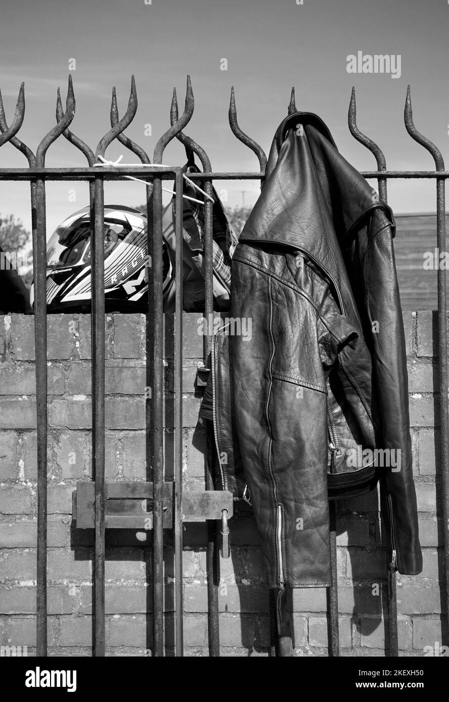 veste en cuir de motards accrochée sur des rails en fer Banque D'Images