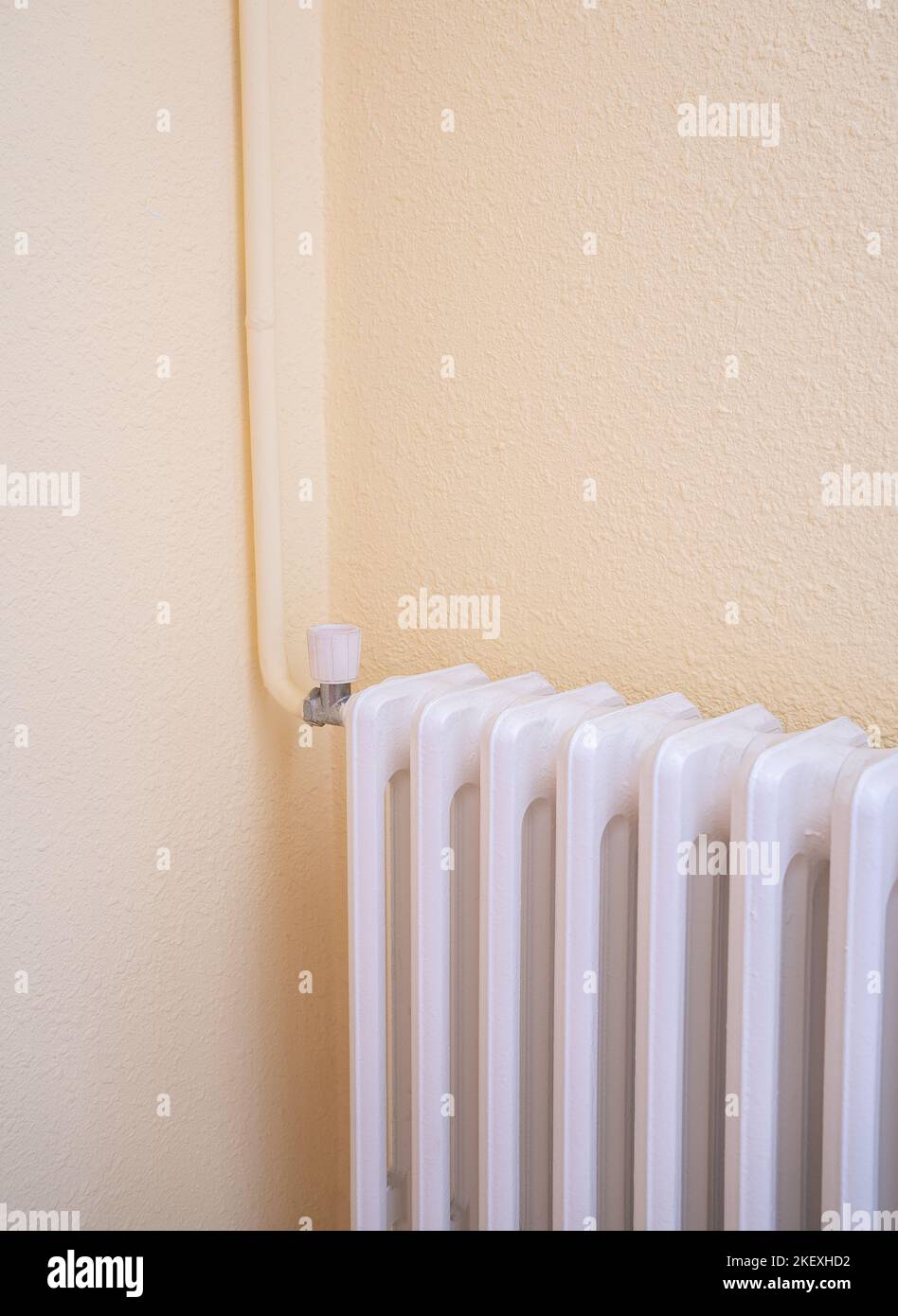 Radiateur de chauffage avec installation externe et tuyau externe à la maison Banque D'Images