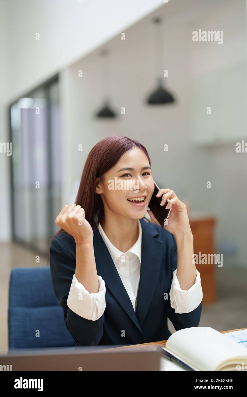 Les hommes d'affaires utilisent le smartphone pour contacter des partenaires, concept de réussite Banque D'Images