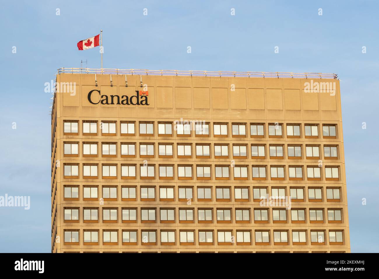 Le Canada signe et drapeau au sommet de l'édifice du quartier général du ministère de la Défense du Canada, à Ottawa (Canada), sur 5 novembre 2022 Banque D'Images