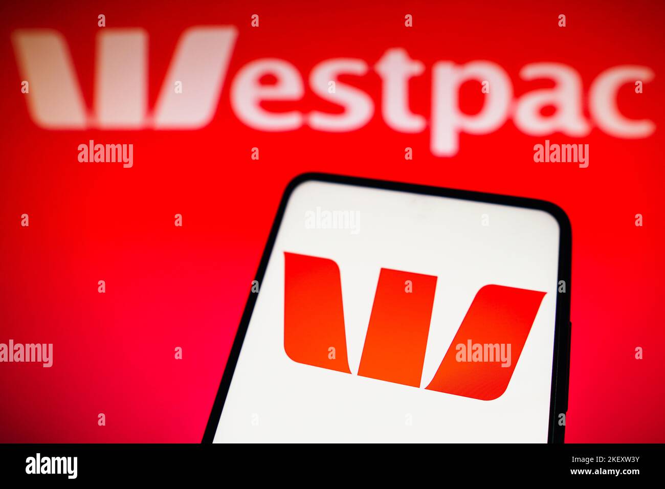 Brésil. 14th novembre 2022. Dans cette illustration, le logo de la Westpac Banking Corporation est affiché sur un smartphone et en arrière-plan. Crédit : SOPA Images Limited/Alamy Live News Banque D'Images
