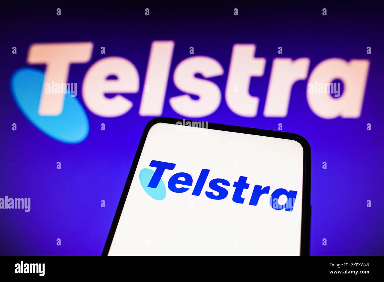 Brésil. 14th novembre 2022. Dans cette illustration, le logo Telstra Corporation Limited est affiché sur un smartphone et en arrière-plan. Crédit : SOPA Images Limited/Alamy Live News Banque D'Images