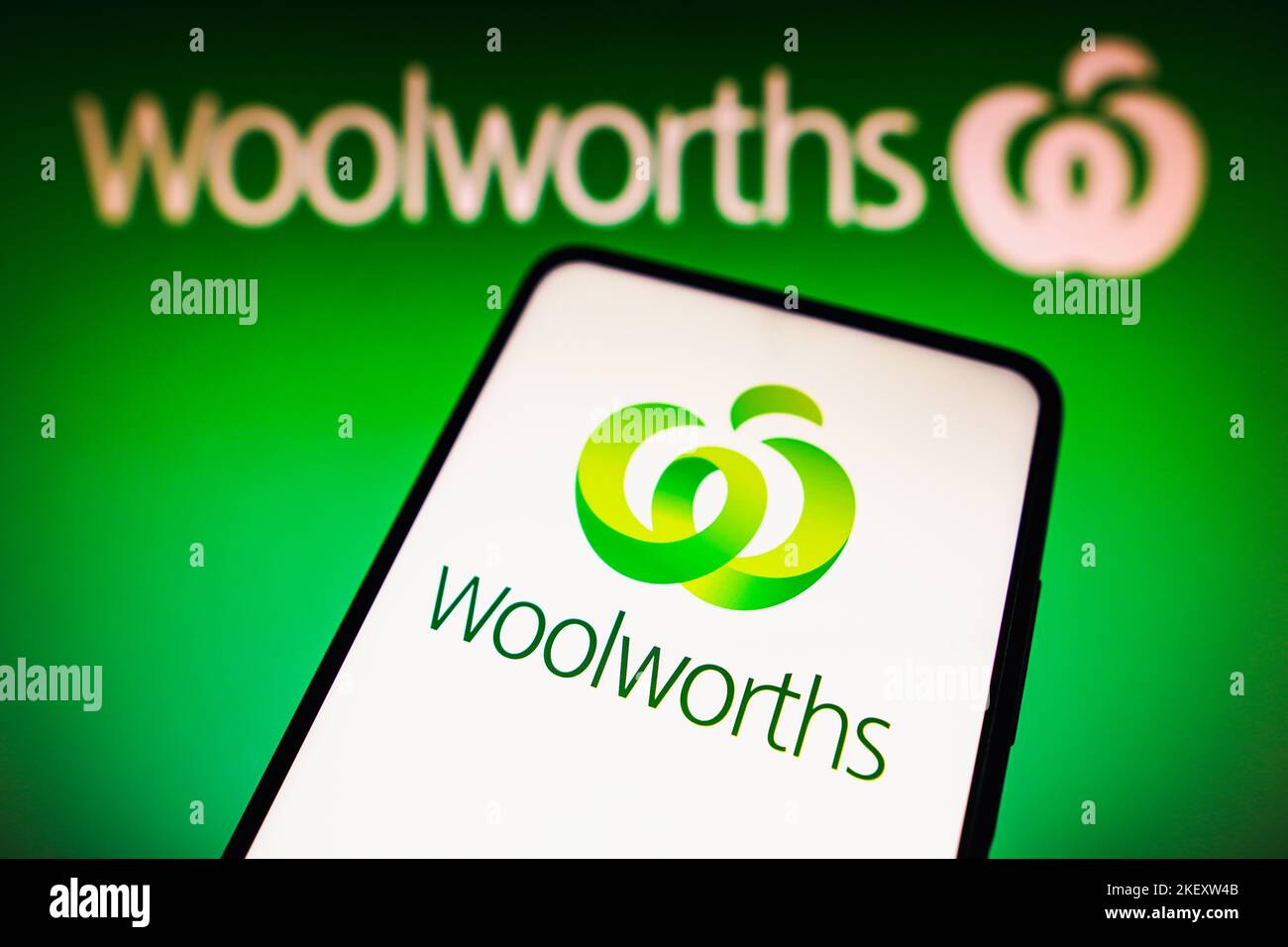 Brésil. 14th novembre 2022. Sur cette photo, le logo Woolworths Supermarkets apparaît sur un smartphone et en arrière-plan. Crédit : SOPA Images Limited/Alamy Live News Banque D'Images
