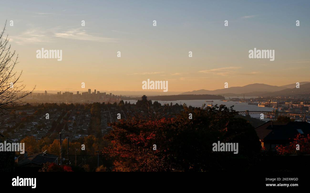 Magnifique coucher de soleil sur les gratte-ciel de Vancouver pendant une journée de novembre à l'automne Banque D'Images