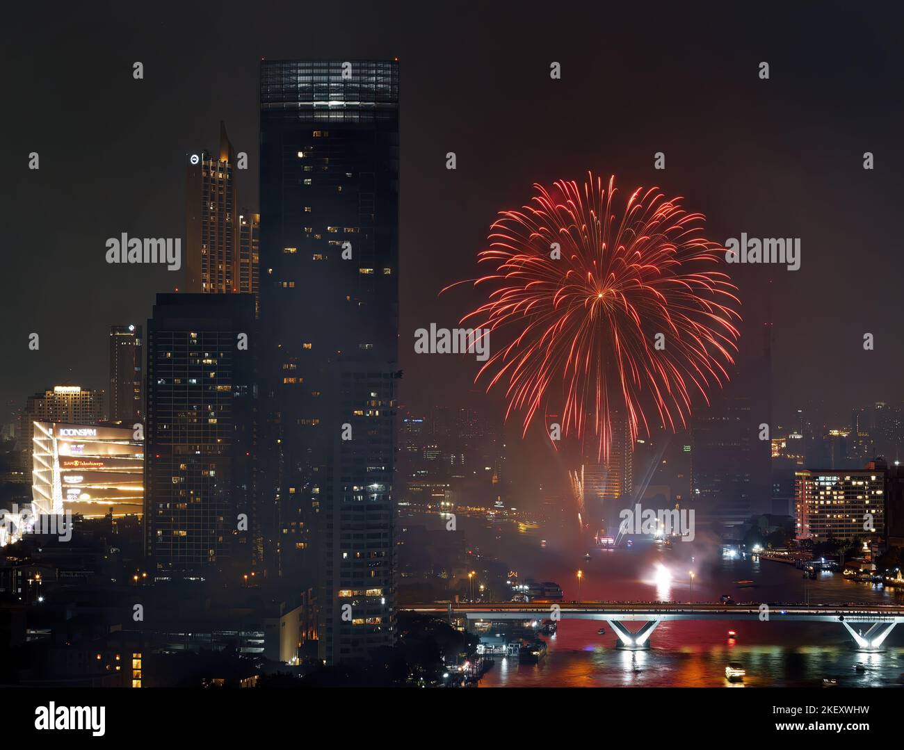 Vue à grand angle fantastique Multicolor photo en exposition longue de feux d'artifice sur la rivière Chao Phraya, Cityscape of Bangkok, Festival, Celebration, Happy New Ye Banque D'Images