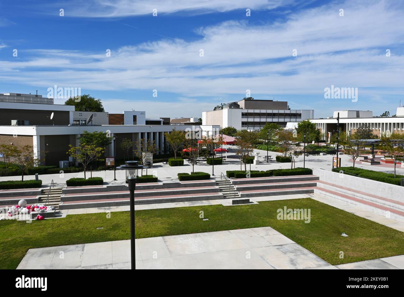 SANTA ANA, CALIFORNIE - 11 NOVEMBRE 2022 : vue d'ensemble du campus du Santa Ana College depuis Dunlap Hall avec l'amphithéâtre en premier plan. Banque D'Images
