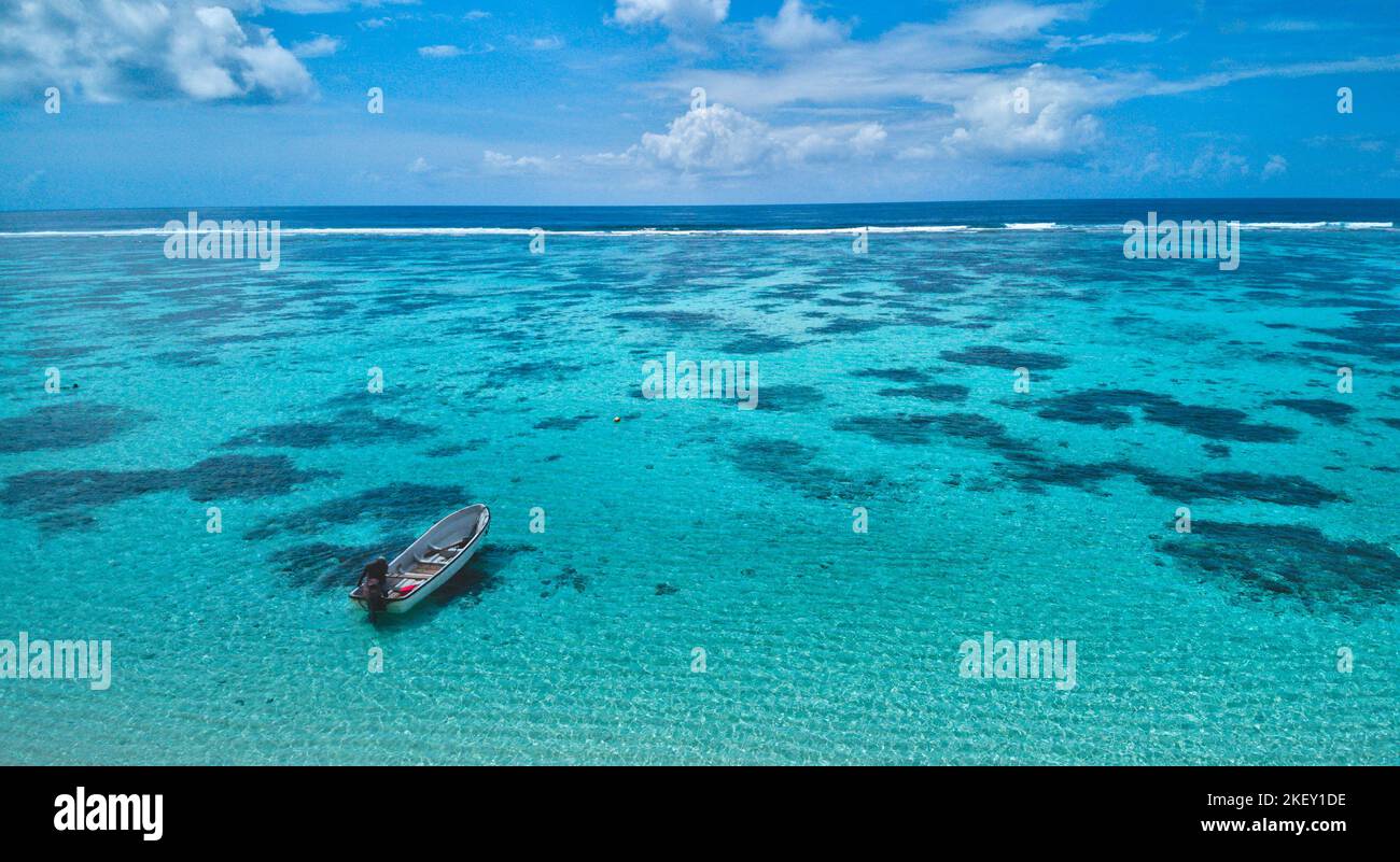 Pêche à distance dans les eaux tropicales Banque D'Images