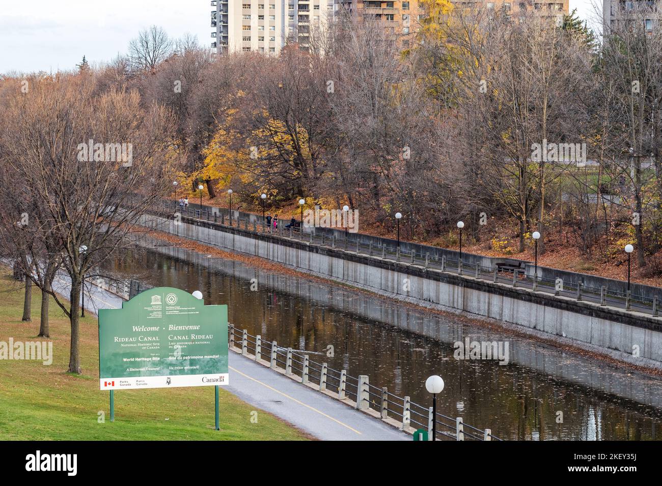 Ottawa, Canada - 5 novembre 2022 : Canal Rideau en automne dans un parc avec sentier et piste cyclable Banque D'Images