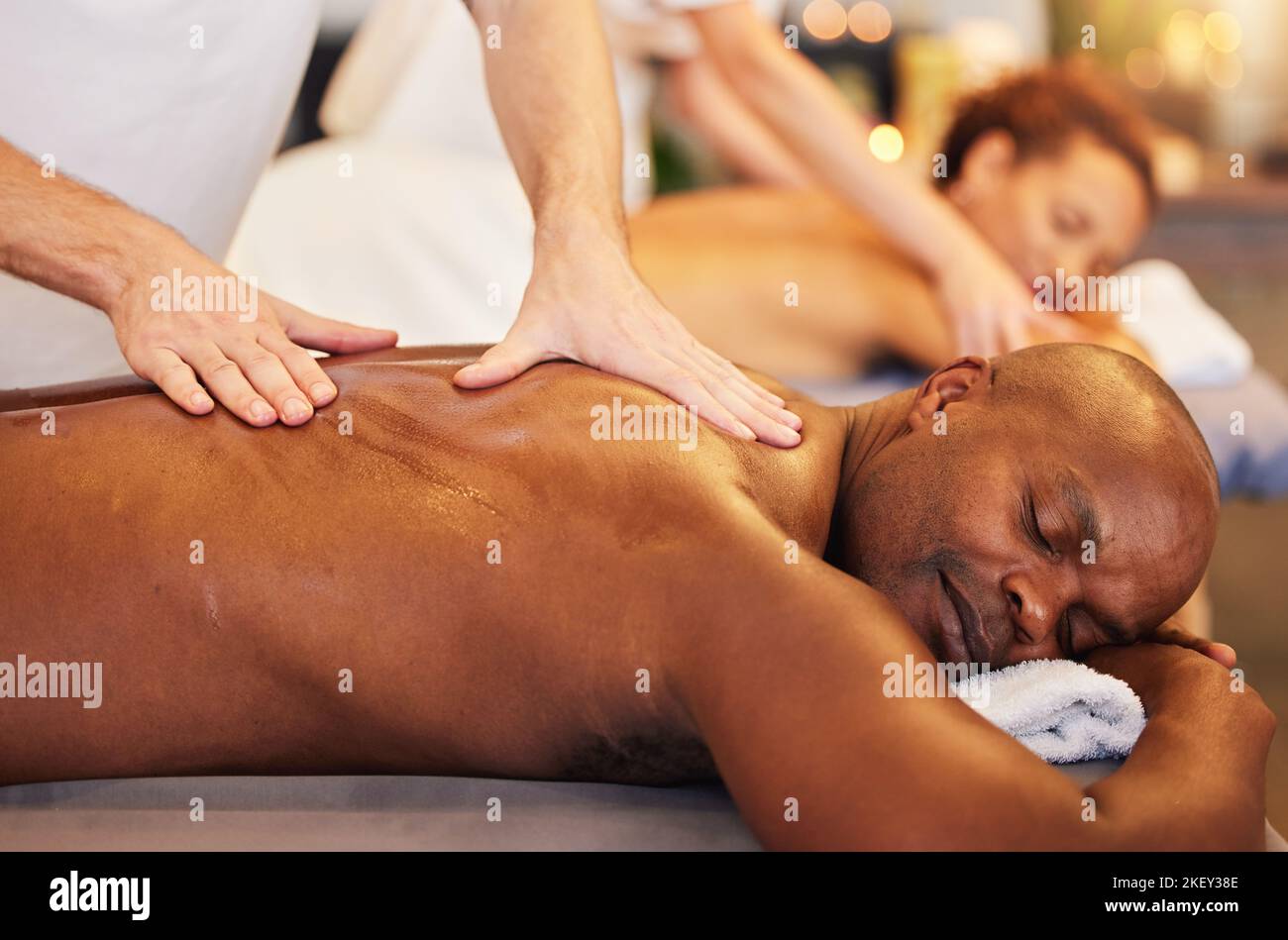 Soins de la peau, massage et mains de physiothérapie pour couple zen au spa pour le bien-être, la détente ou la santé. Salon, luxe et noir homme et femme aiment le traitement Banque D'Images