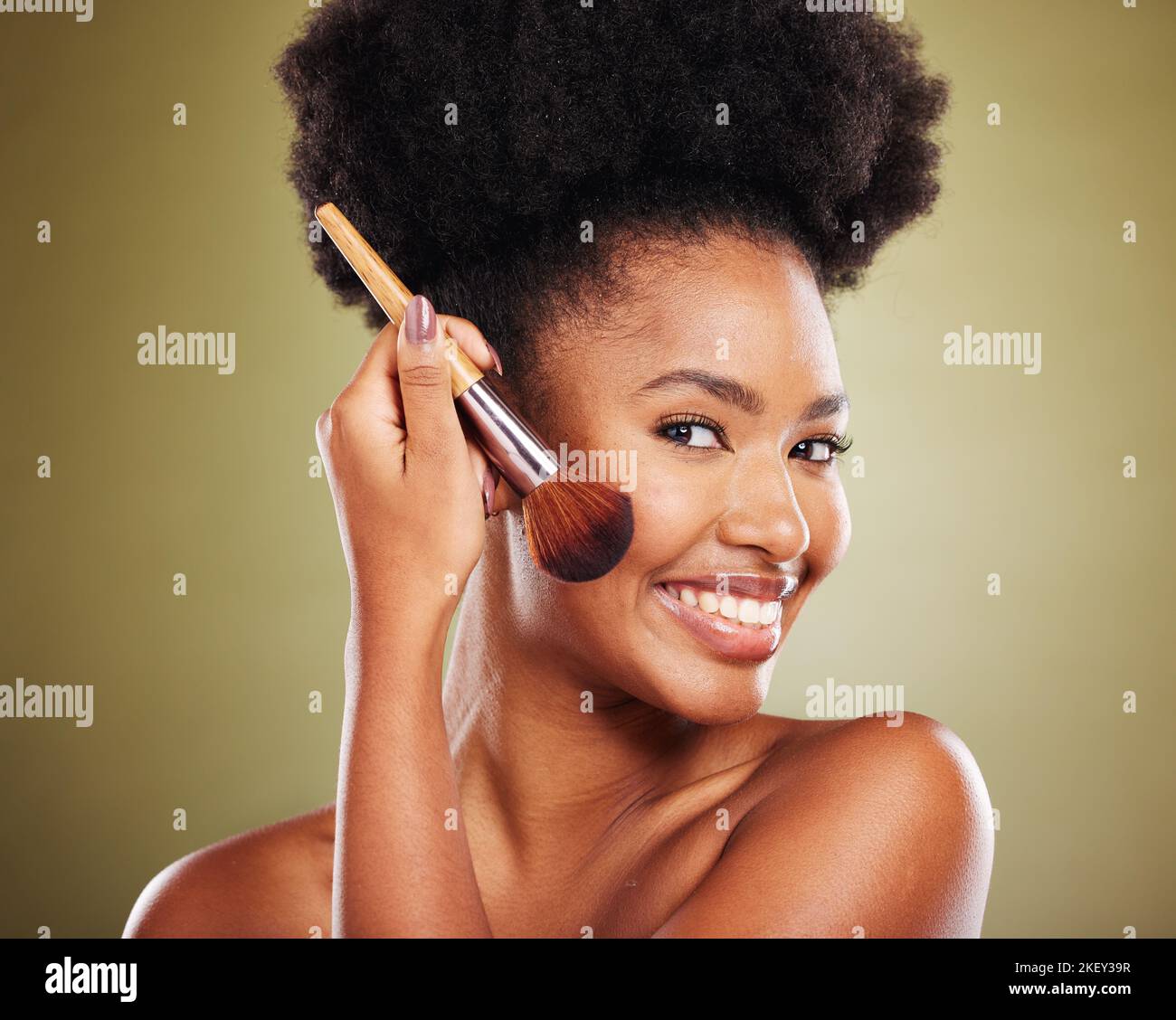 Maquillage, pinceau et portrait de femme noire avec produit du visage pour appliquer la fondation, les cosmétiques ou la routine quotidienne de soin de la peau. Cosmétologie, santé et Banque D'Images