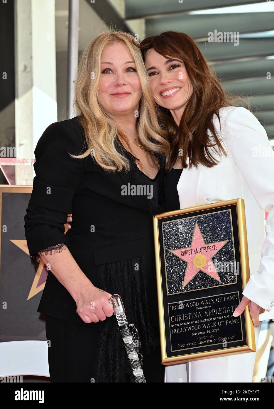 Los Angeles, États-Unis. 14th novembre 2022. Christina Applegate et Linda Cardellini sur Hollywood Boulevard, où l'actrice Christina Applegate a été honorée par une star du Hollywood Walk of Fame. Crédit photo : Paul Smith/Alamy Live News Banque D'Images