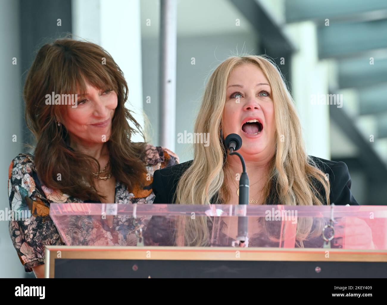 Los Angeles, États-Unis. 14th novembre 2022. Katey Sagal et Christina Applegate sur Hollywood Boulevard, où l'actrice Christina Applegate a été honorée par une étoile sur le Hollywood Walk of Fame. Crédit photo : Paul Smith/Alamy Live News Banque D'Images