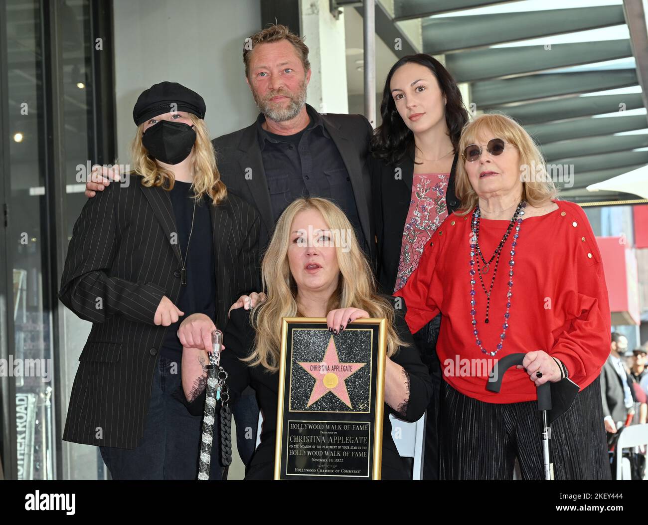 Los Angeles, États-Unis. 14th novembre 2022. Sadie Grace Lenble, Martyn Lenble, Christina Applegate, Guest, et Nancy Priddy sur Hollywood Boulevard où l'actrice Christina Applegate a été honorée par une étoile sur le Hollywood Walk of Fame. Crédit photo : Paul Smith/Alamy Live News Banque D'Images