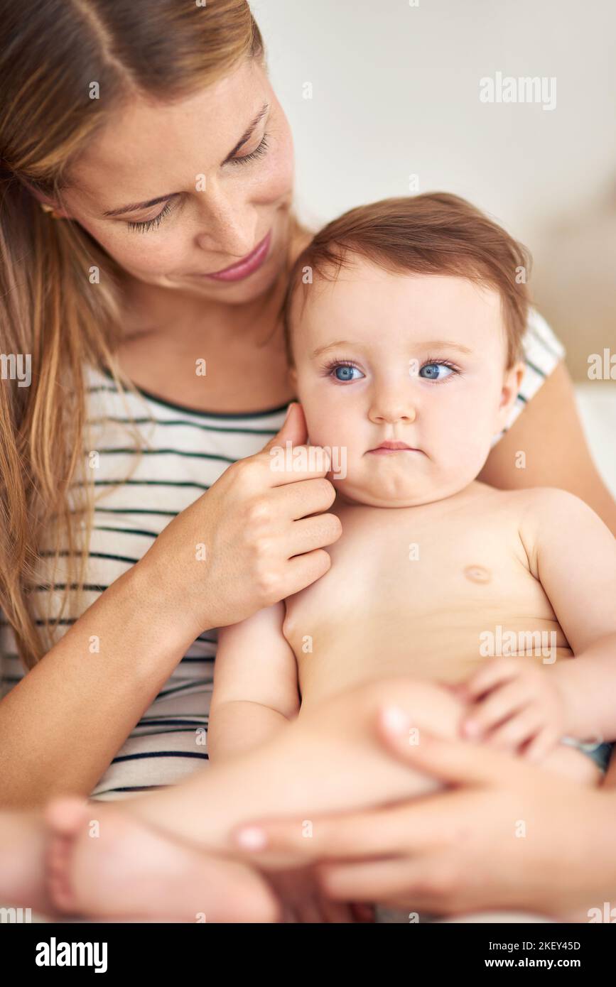 Shes absolument adorable. Une mère liant avec son adorable bébé fille. Banque D'Images