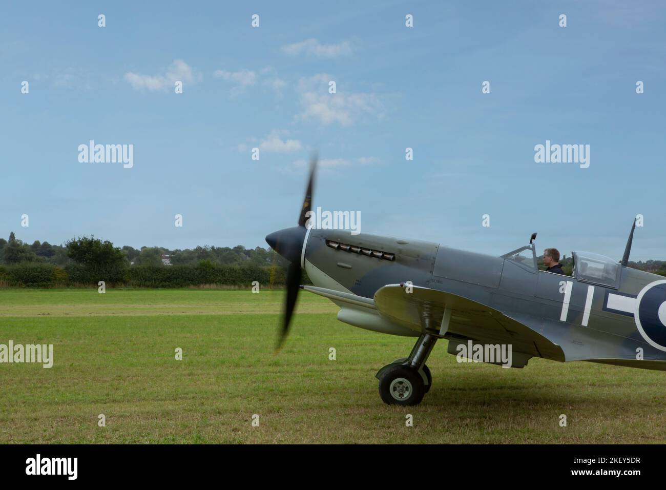 Leicester, royaume-uni, 05, septembre 2015 WW2 Supermarine Seafire Aircraft qui roule le long de l'herbe d'un aérodrome, dans les couleurs de la marine royale Banque D'Images