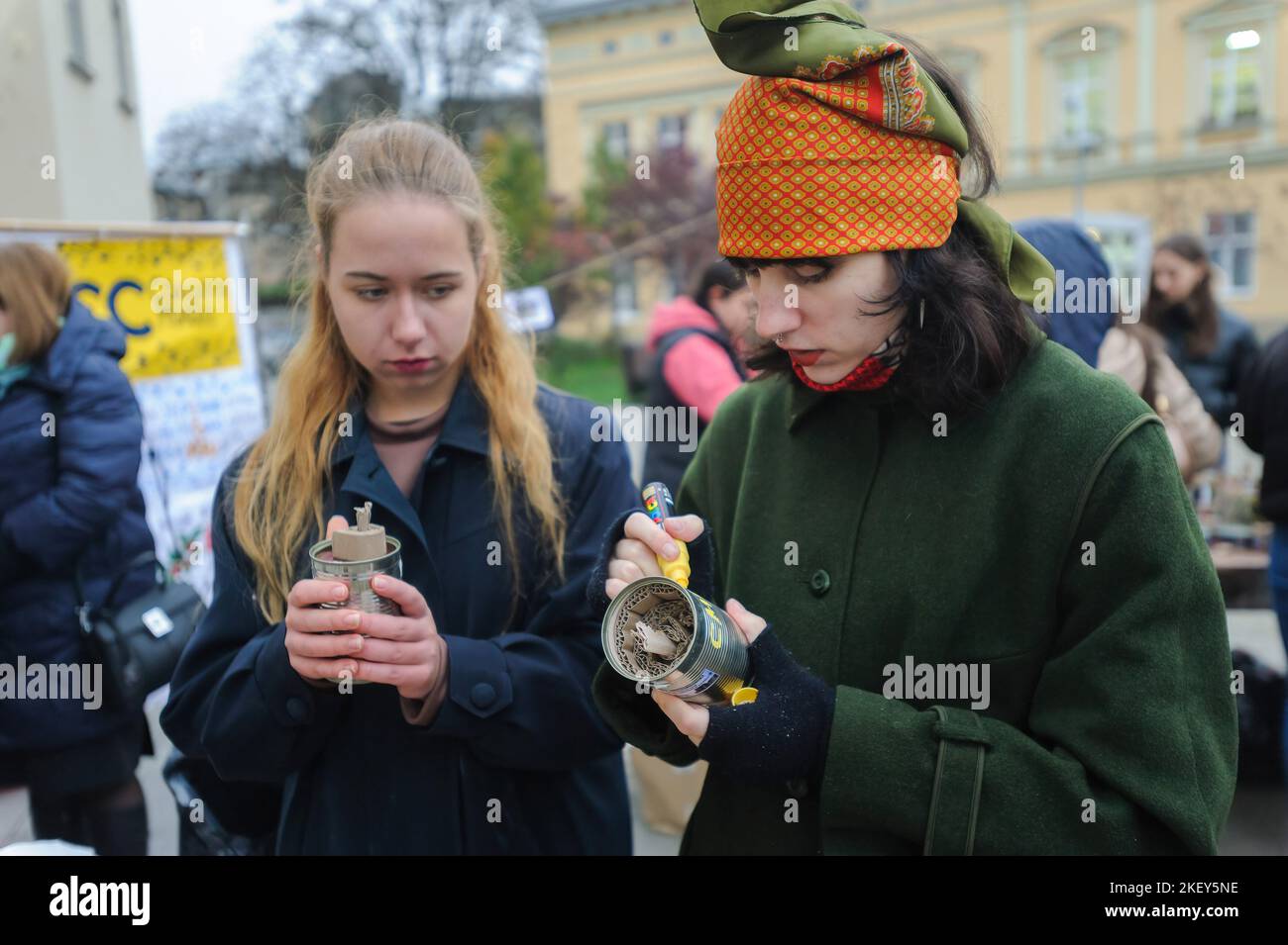 Lviv, Ukraine. 14th novembre 2022. Les volontaires ukrainiens écrivent des lettres sur les bougies des tranchées pour les forces armées d'Ukraine, pour l'hiver prochain. Les bougies de tranchée sont faites de boîtes métalliques vides enveloppées dans du carton ondulé et remplies de paraffine ou de cire. Les bougies de tranchée fournissent lumière et chaleur. La Russie a envahi l'Ukraine le 24 février 2022, déclenchant la plus grande attaque militaire en Europe depuis la Seconde Guerre mondiale Crédit : SOPA Images Limited/Alamy Live News Banque D'Images