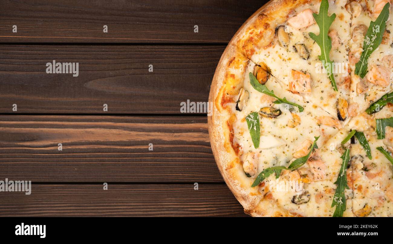 Pizza gastronomique aux fruits de mer sur la table en bois avec des scampi frais, des moules et des palourdes. Banque D'Images