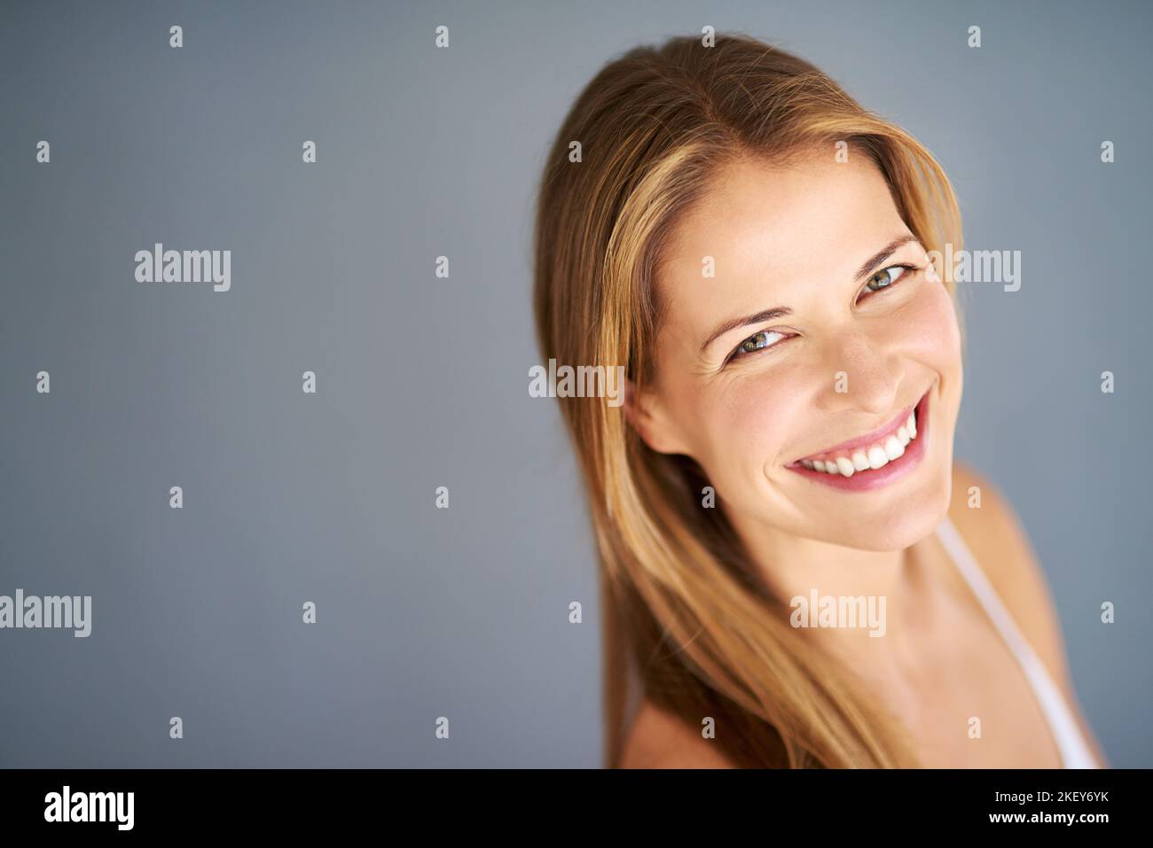 Naturellement beau et confiant. Photo en studio d'une jeune femme attrayante posant sur un fond gris. Banque D'Images