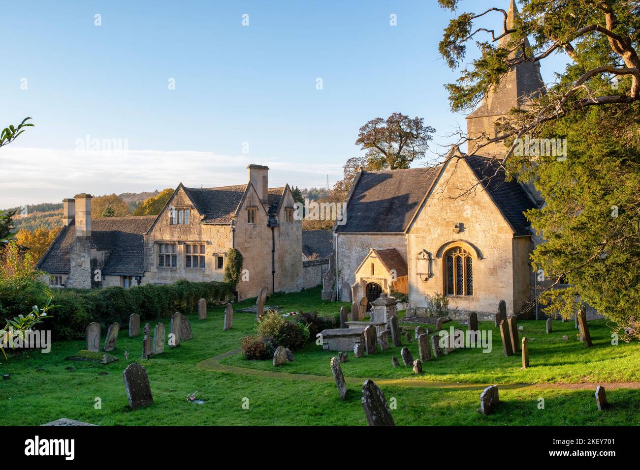 Dowdeswell Hall et l'église St Michaels en automne. Dowdeswell, Cotswolds, Gloucestershire, Angleterre Banque D'Images