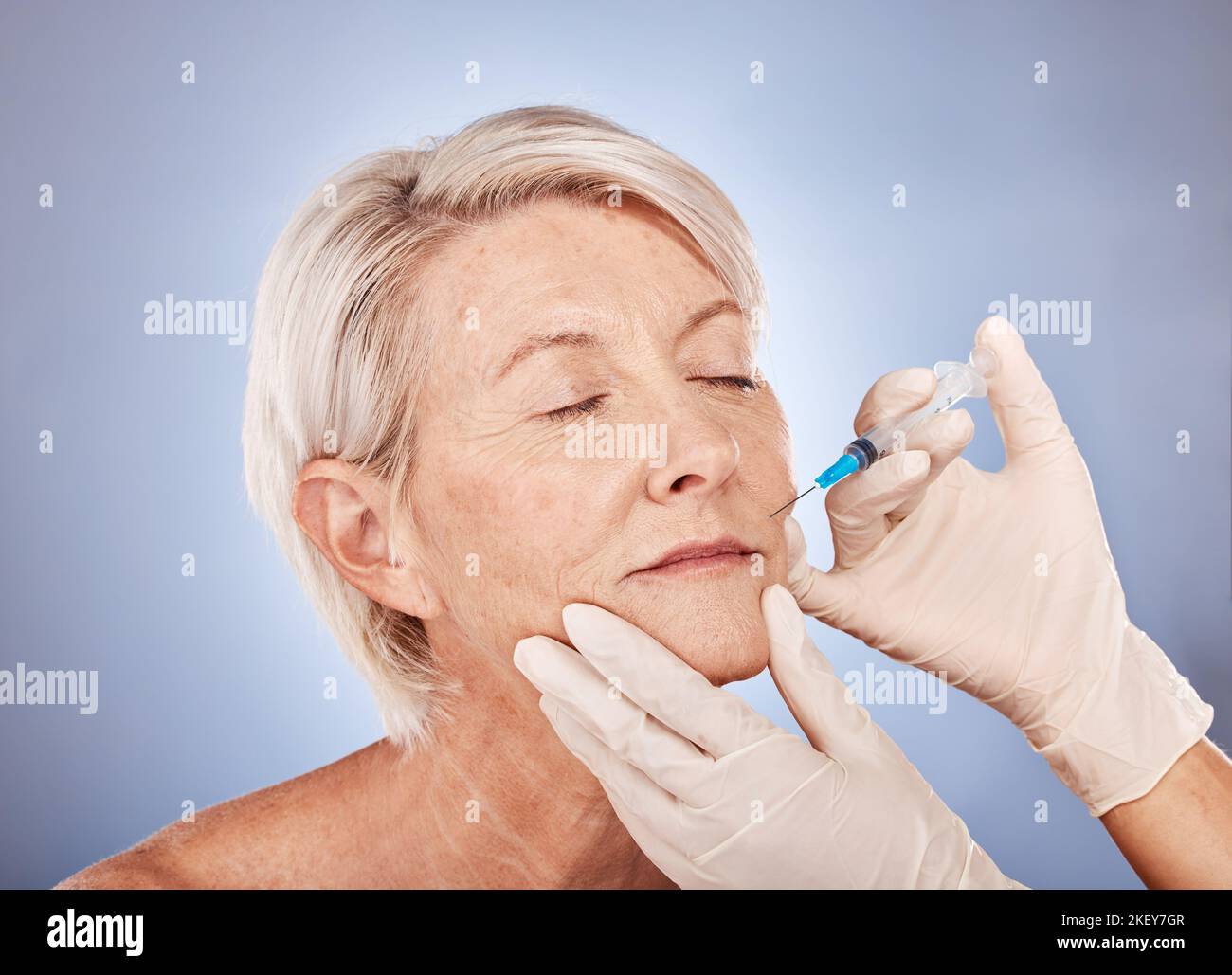 Botox, injection et femme âgée avec les mains du médecin pour la beauté médicale sur fond gris studio. Soins de la peau, bien-être et patient âgé avec Banque D'Images