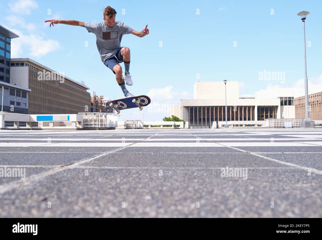 Le patinage est plus qu'un passe-temps. Les skateboarders dans la ville. Banque D'Images