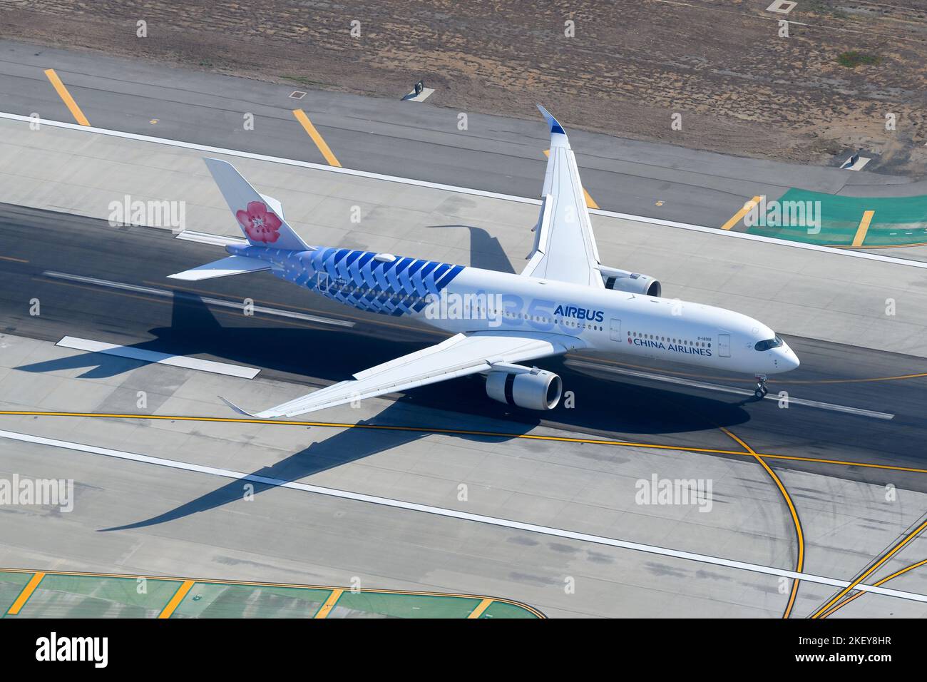 China Airlines Airbus A350-900 atterrissant avec une décoration spéciale fibre de carbone. Avion A350 XWB de China Airlines Airbus et couleurs de fibre de carbone. Banque D'Images