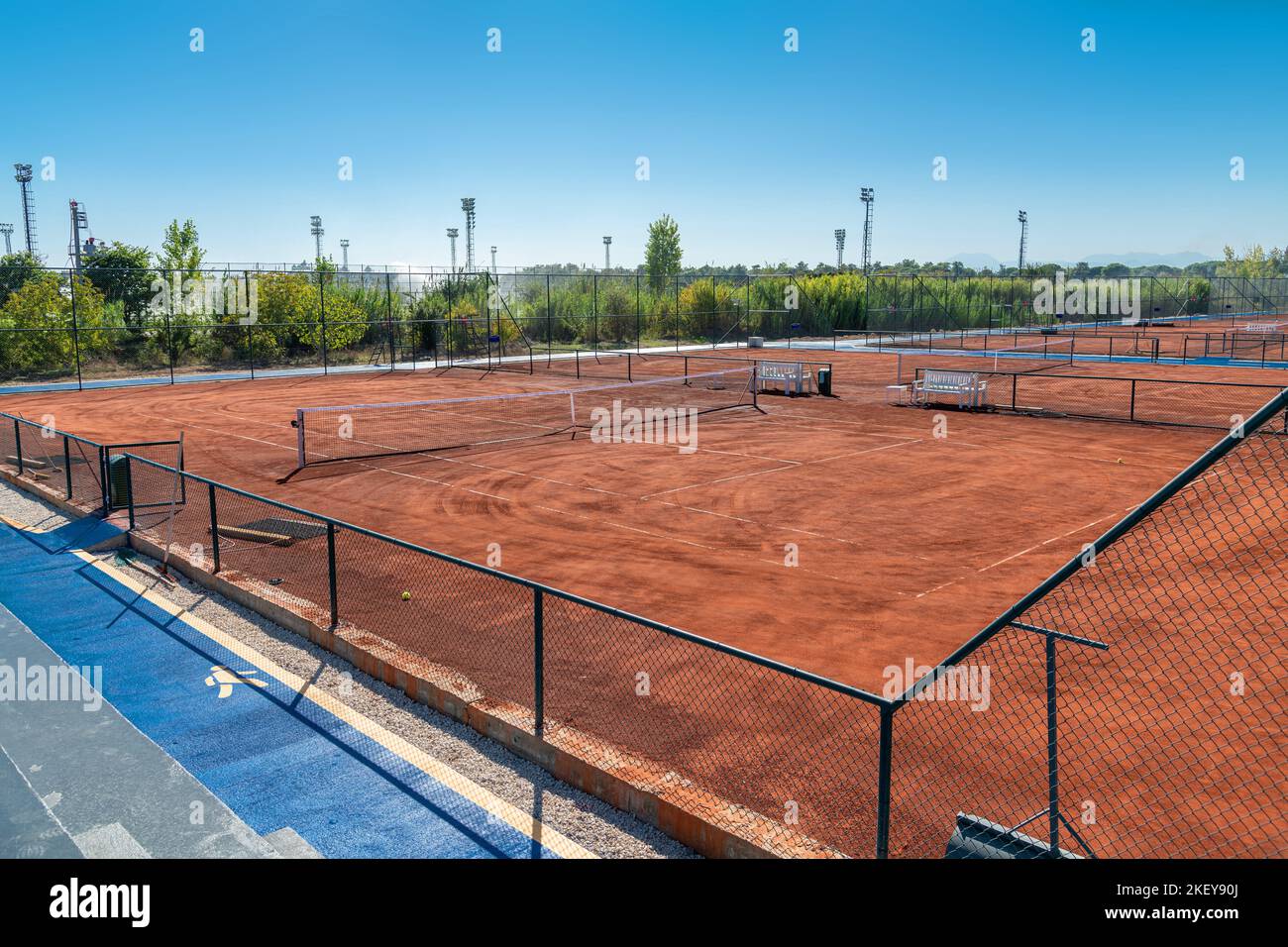 Vue aérienne d'un court de tennis en terre battue lors d'une journée