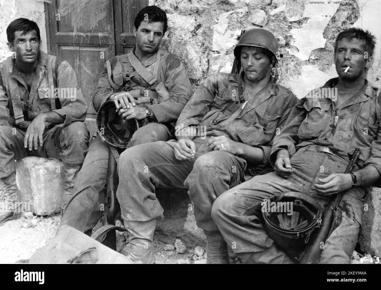 GEORGE HAMILTON VINCE EDWARDS JAMES MITCHUM et GEORGE PEPPARD dans LES VAINQUEURS 1963 réalisateur / scénario / producteur CARL CONTREMAÎTRE roman The Human Kind by Alexander Baron Music sol Kaplan UK-USA co-production Highroad Productions / Open Road films / Columbia Pictures Banque D'Images