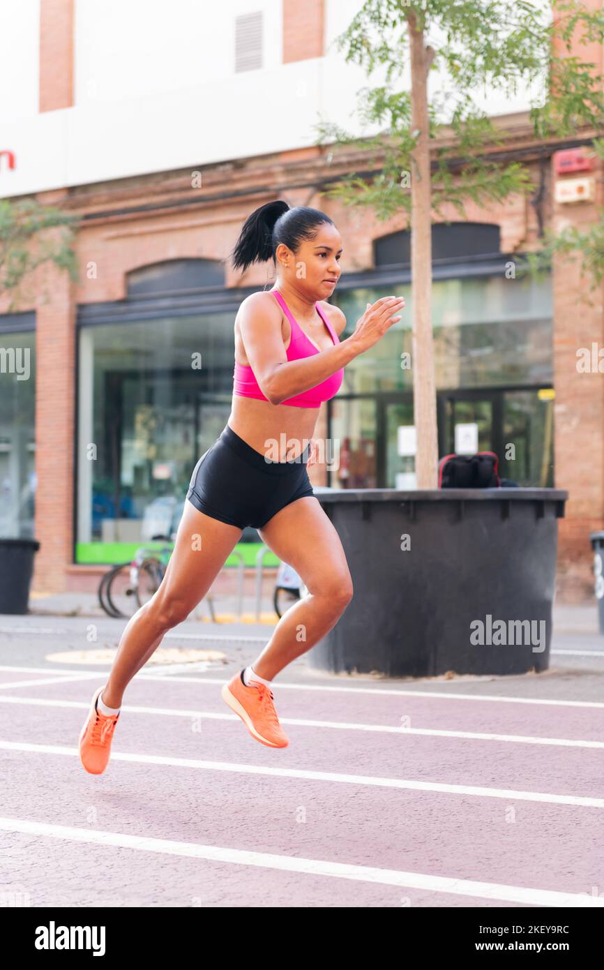 sportswoman courant pendant son entraînement en ville Banque D'Images