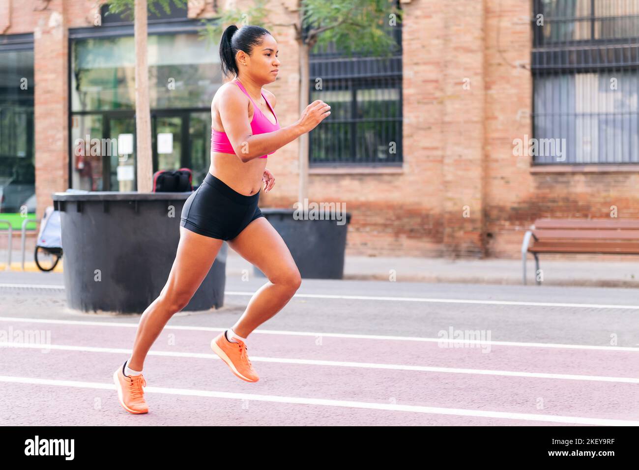 sportswoman courant pendant son entraînement en ville Banque D'Images