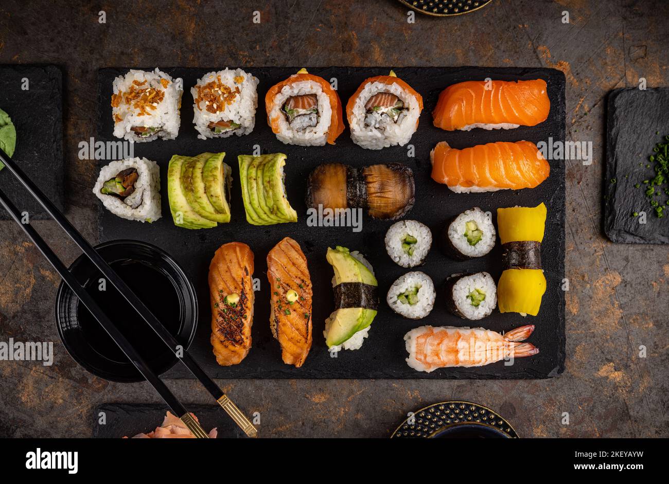 Variété de sushis japonais servis avec de la sauce soja Banque D'Images