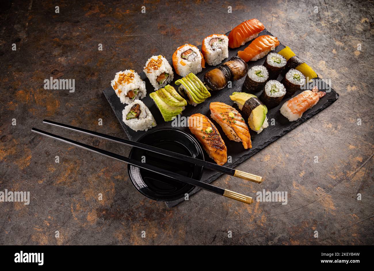 Assortiment de sushis. Sushi sur ardoise servi avec du soja Banque D'Images